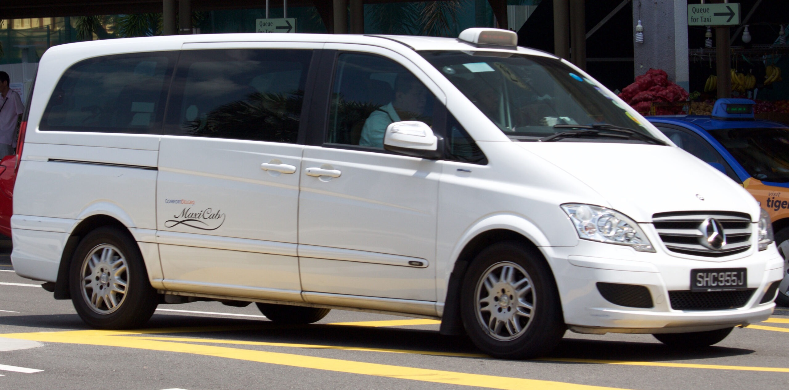 Taxi van 7 places à Bordeaux : taxi ou VTC pour les groupes ?